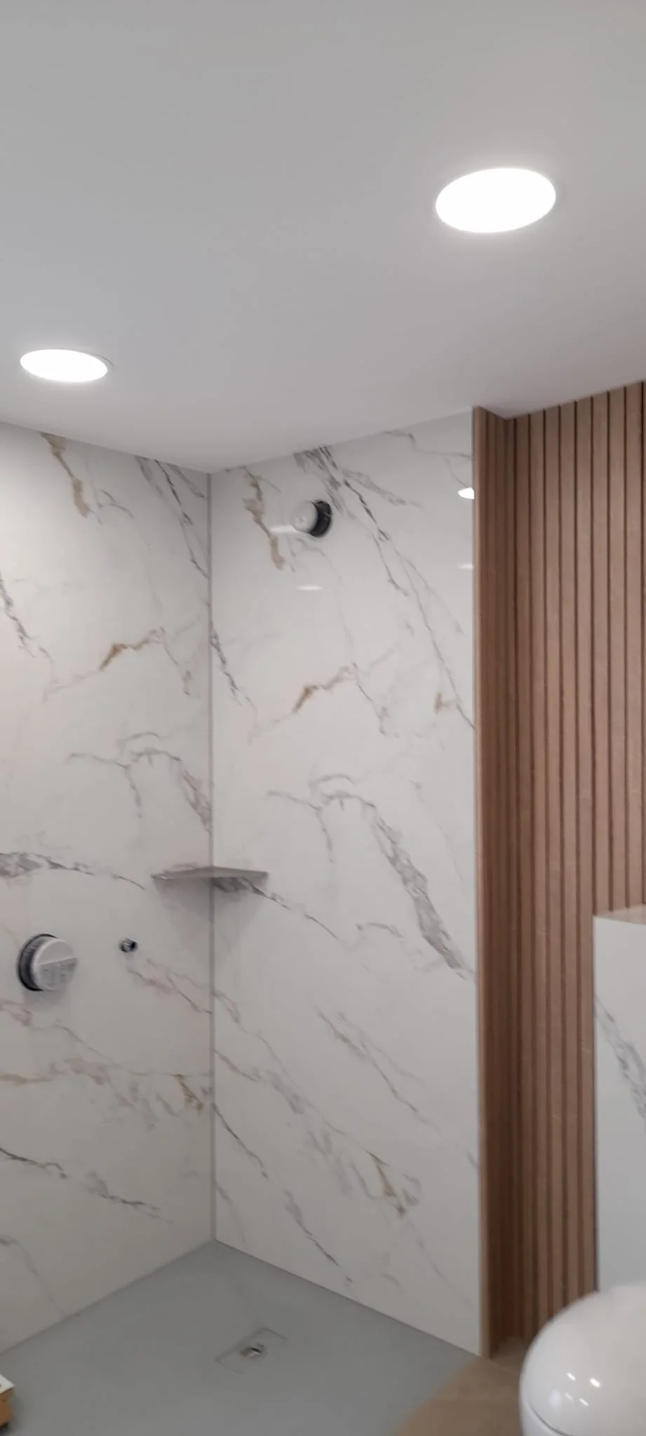 Modernes Badezimmer mit Marmor und Holzakzent
