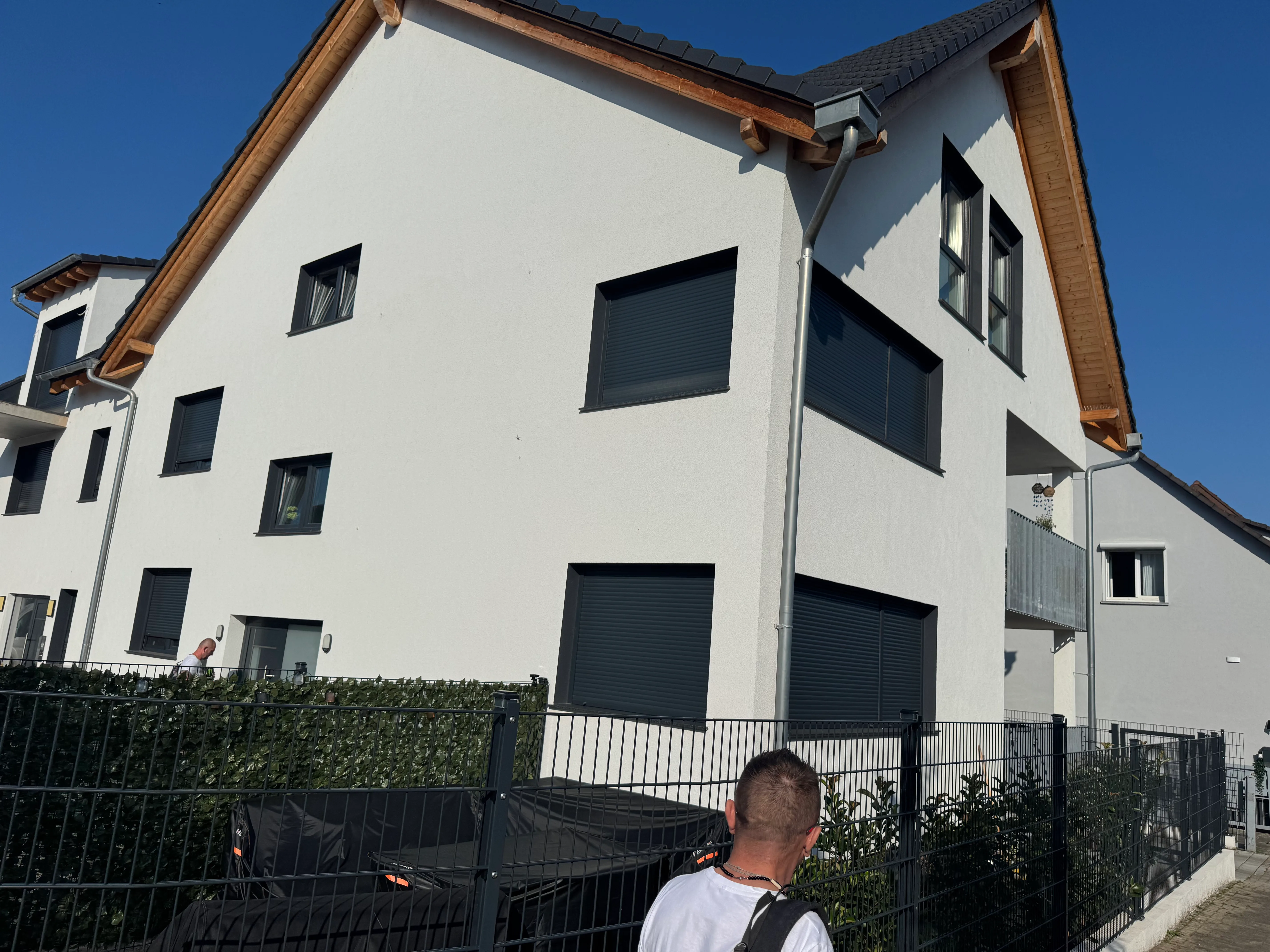 Moderner Neubau mit weißer Fassade und Holzakzenten