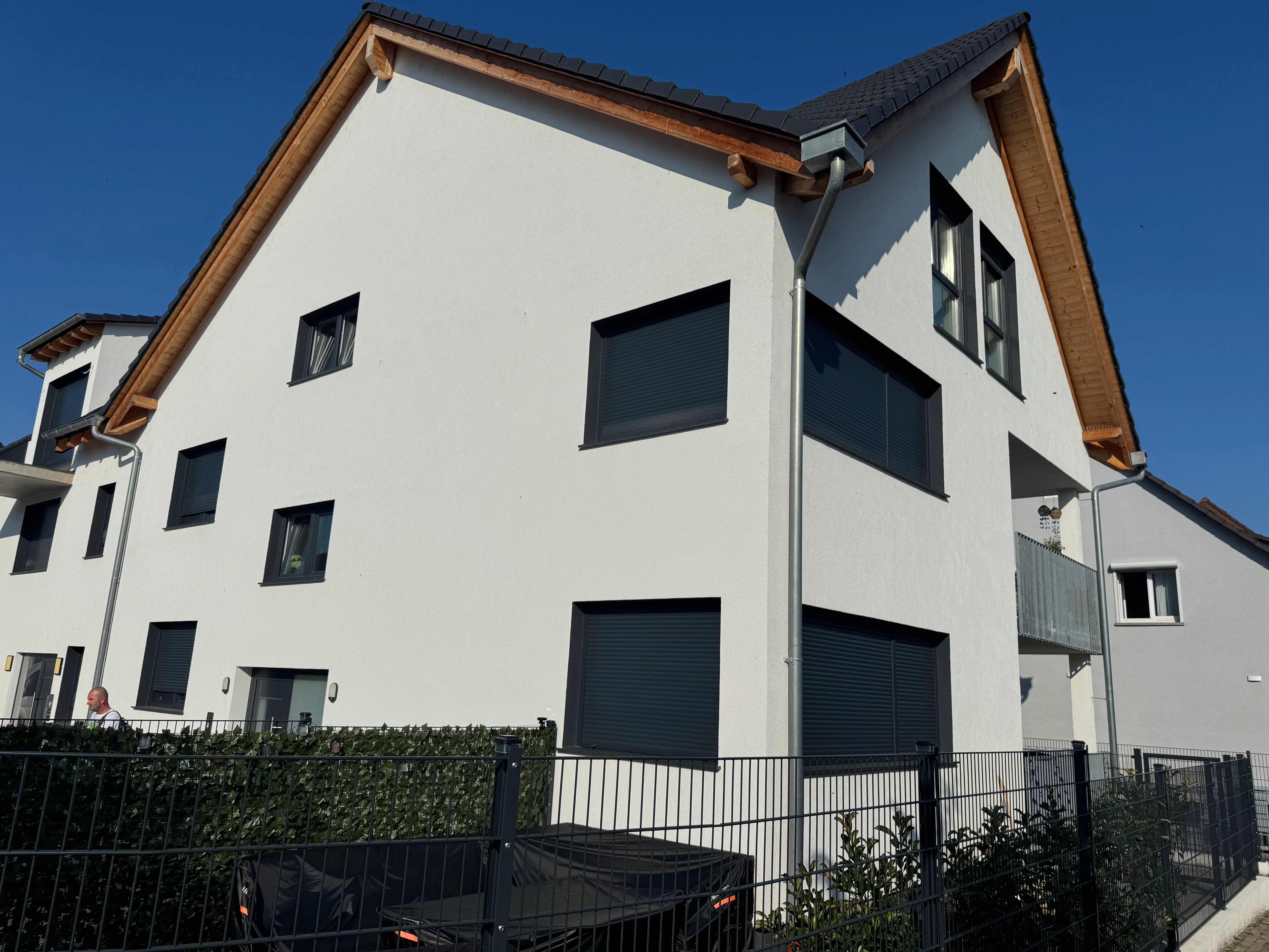 Modernes Wohnhaus mit weißer Fassade