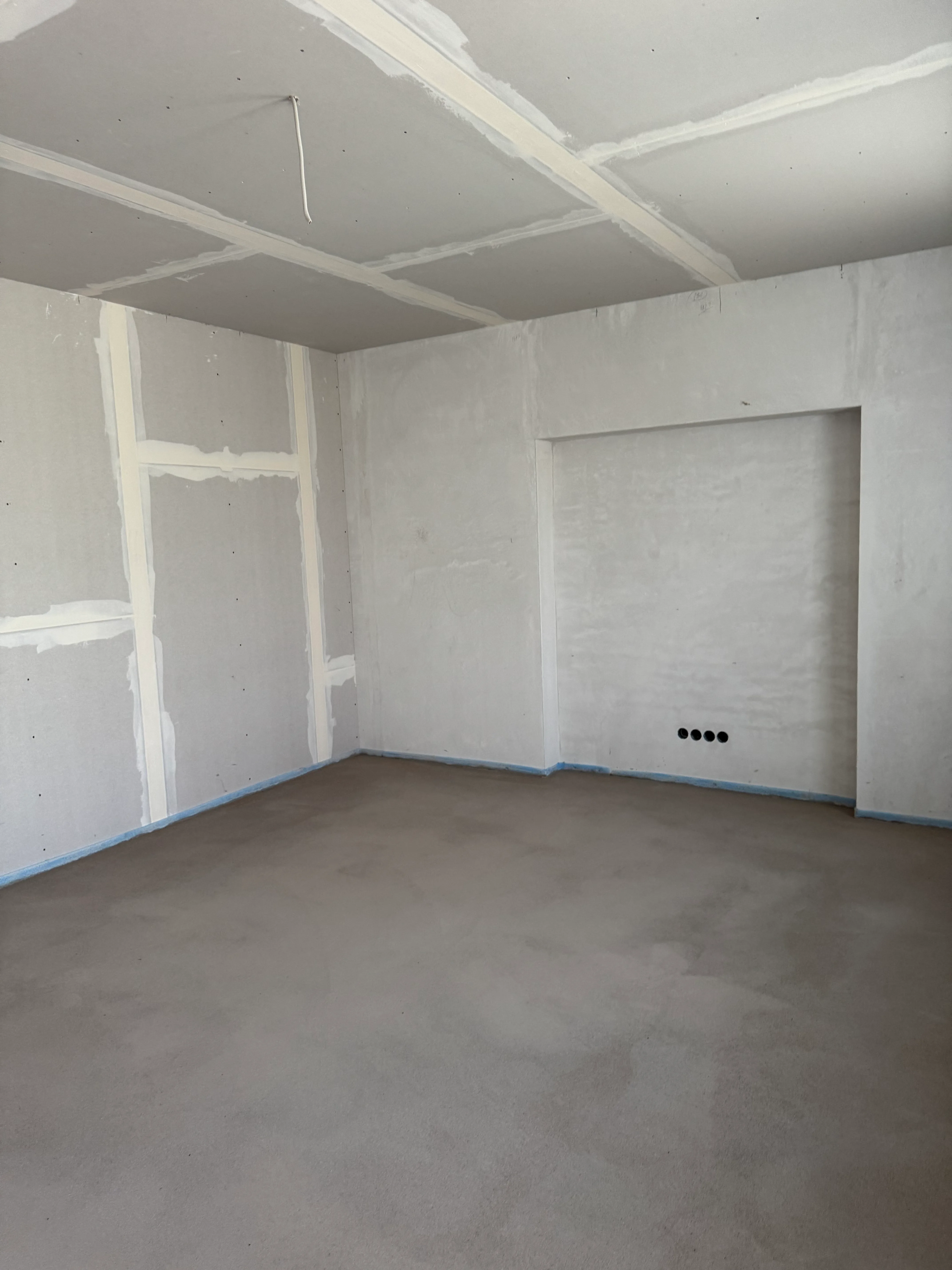 Rohbau mit Betonboden und Gipskartonwänden