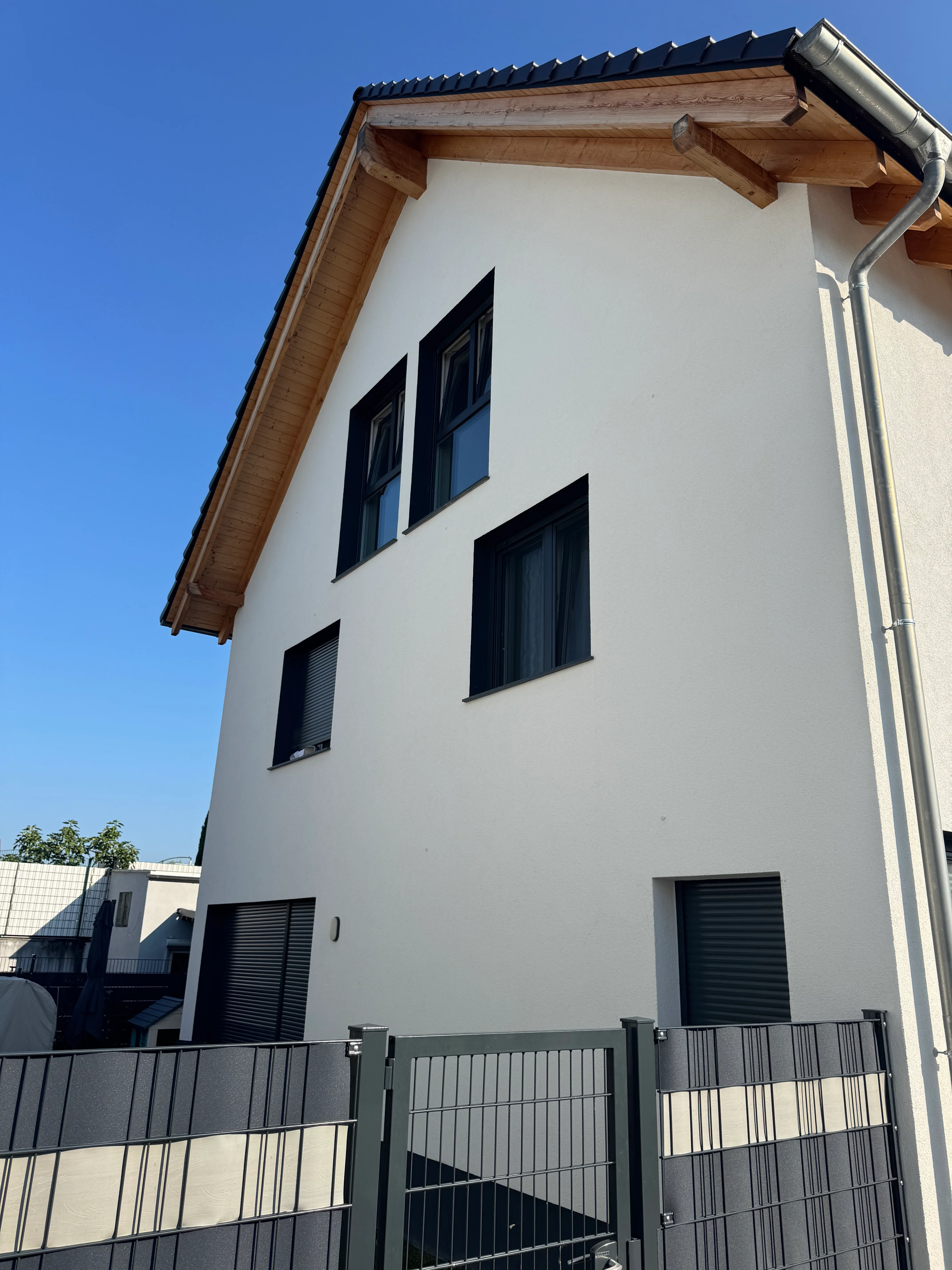 Modernes Wohnhaus mit weißer Fassade
