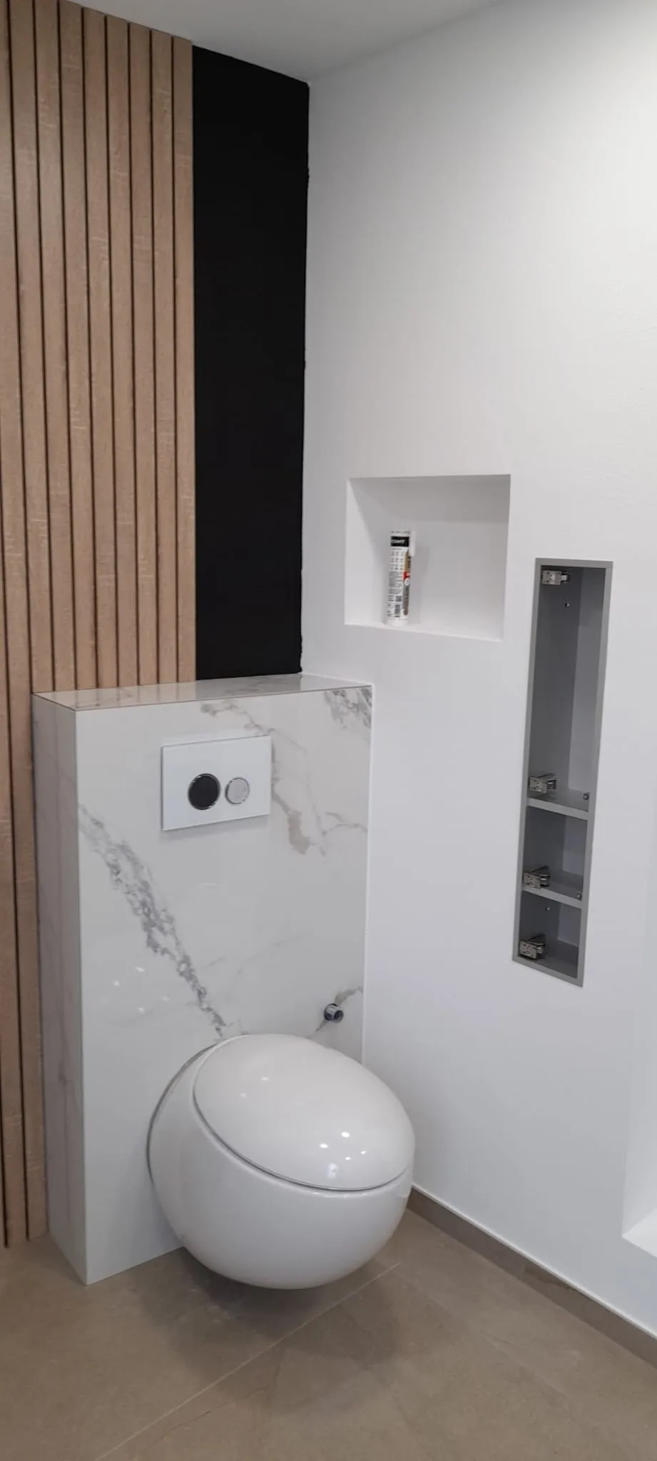 Modernes Badezimmer mit runder Toilette