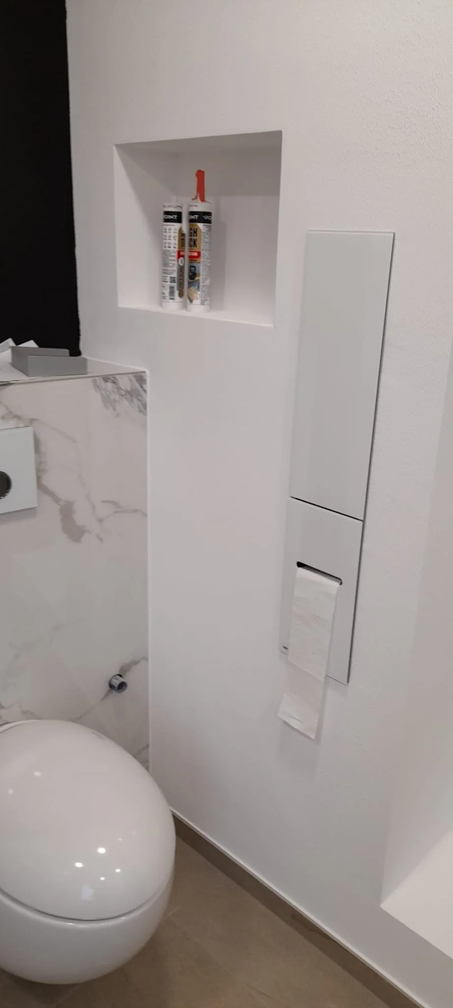 Modernes weißes Badezimmer mit Wandnische