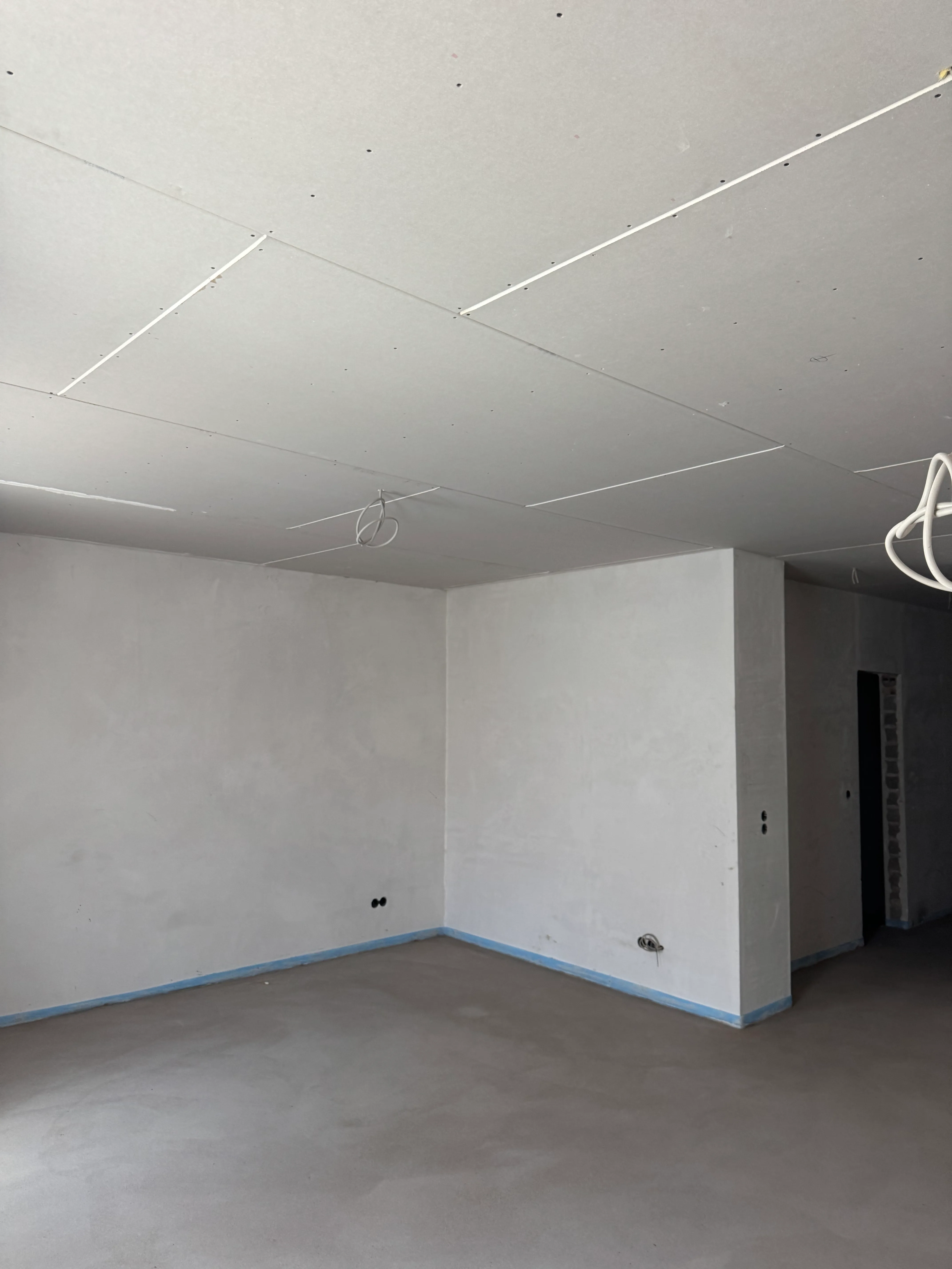 Moderner Büroraum mit LED-Beleuchtung