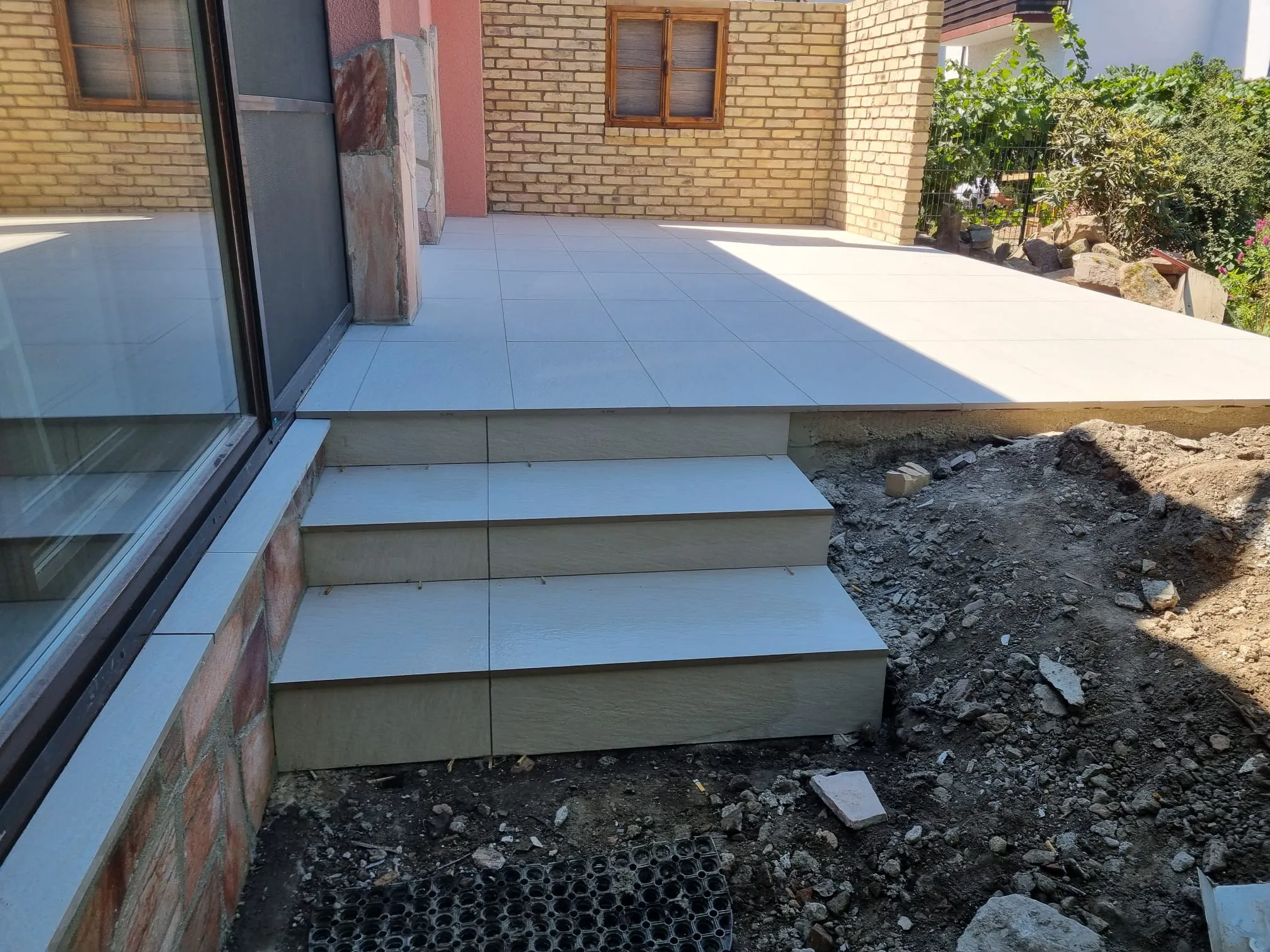 Neubau einer Terrasse mit Fliesenverlegung und vorbereitenden Arbeiten