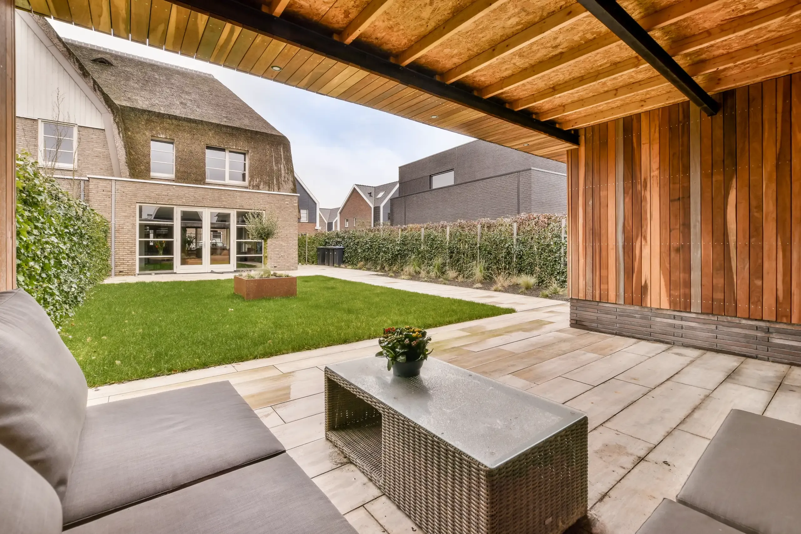 Gemütlicher Außenbereich mit Sitzgelegenheit und Rasenfläche, ideal für Gartenbau